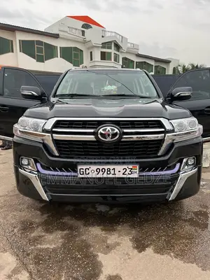 Toyota Land Cruiser V8 (7 Seater)
