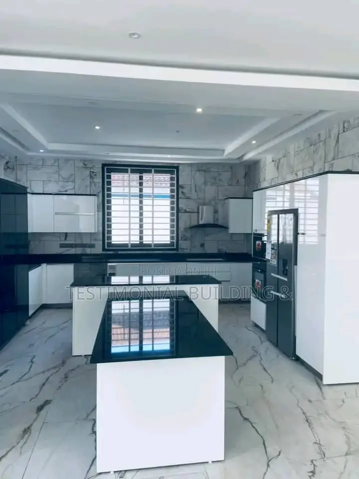 8bdrm House in Testimonial Building, Adjiriganor for sale