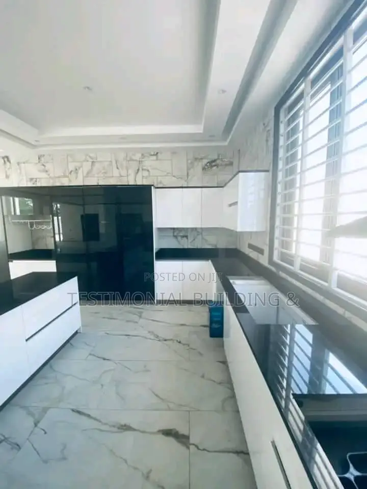 8bdrm House in Testimonial Building, Adjiriganor for sale