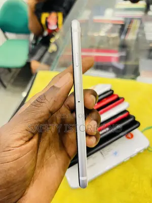 New Apple iPhone SE (2020) 128 GB White