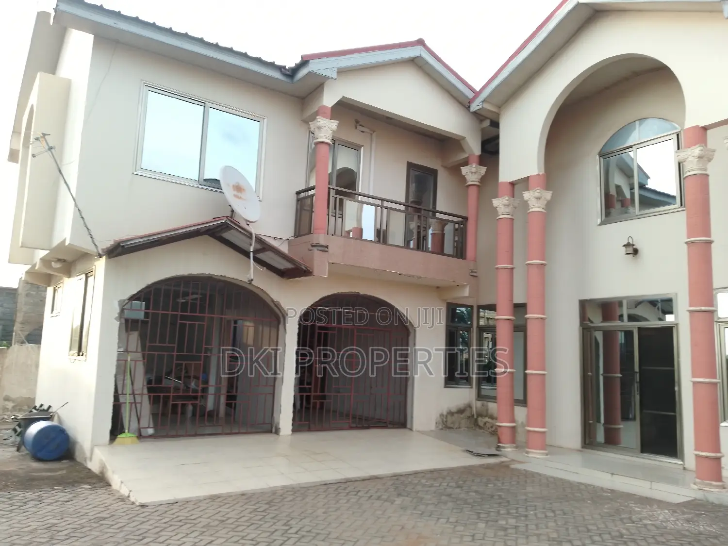 12bdrm House in Dki Properties, Tema Metropolitan for sale