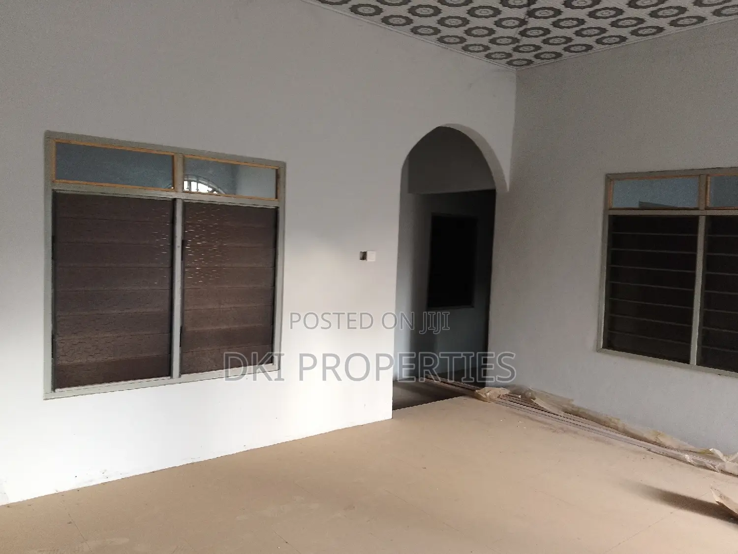 12bdrm House in Dki Properties, Tema Metropolitan for sale