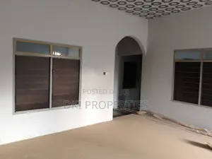 12bdrm House in Dki Properties, Tema Metropolitan for sale