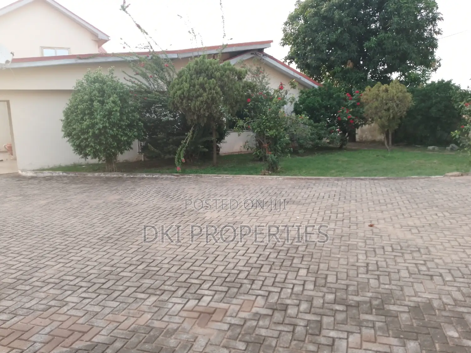 12bdrm House in Dki Properties, Tema Metropolitan for sale