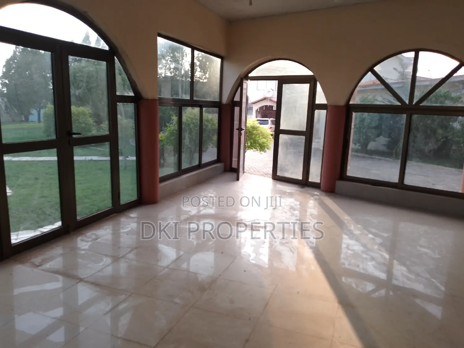 12bdrm House in Dki Properties, Tema Metropolitan for sale