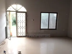 12bdrm House in Dki Properties, Tema Metropolitan for sale