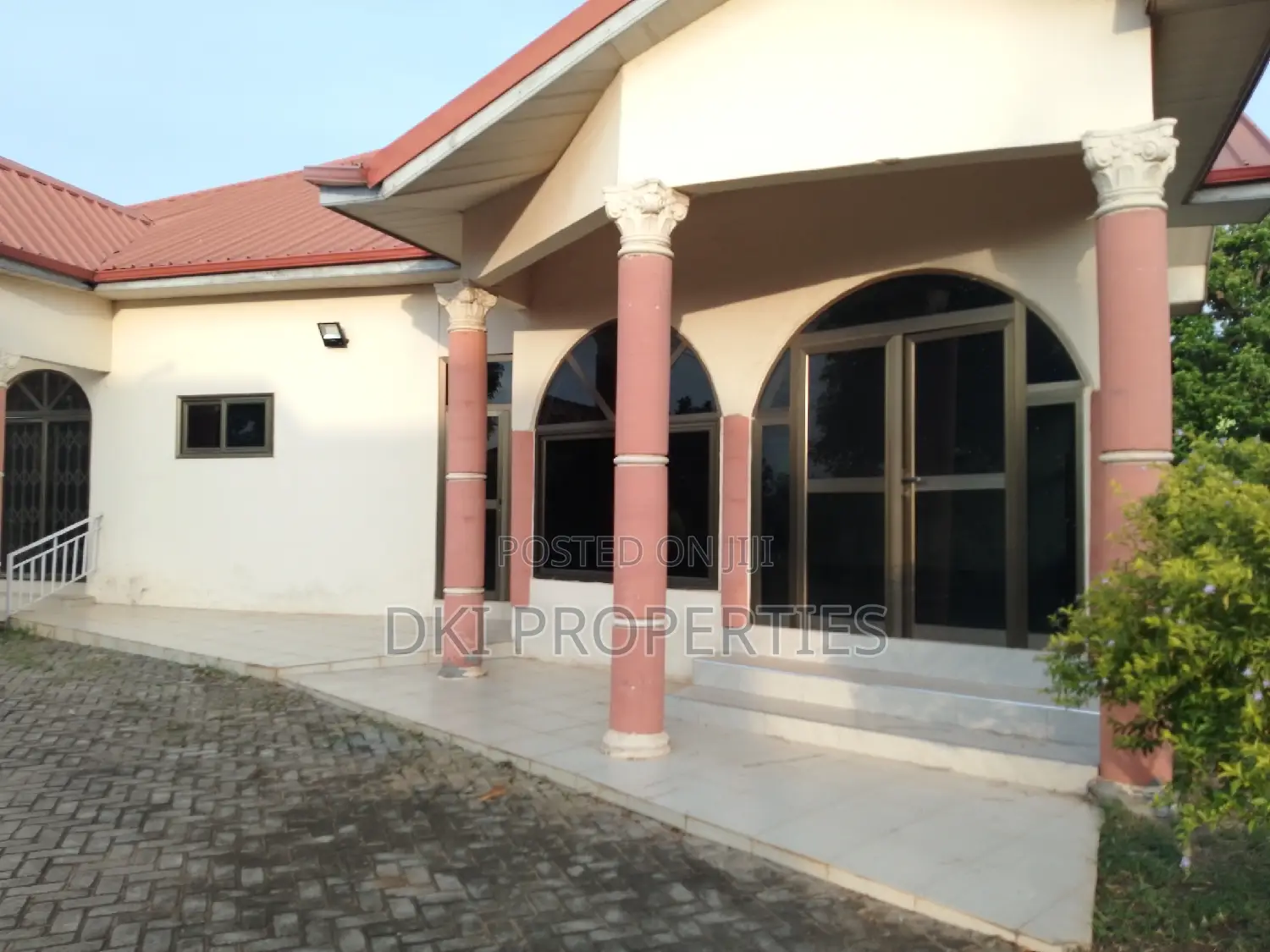 12bdrm House in Dki Properties, Tema Metropolitan for sale
