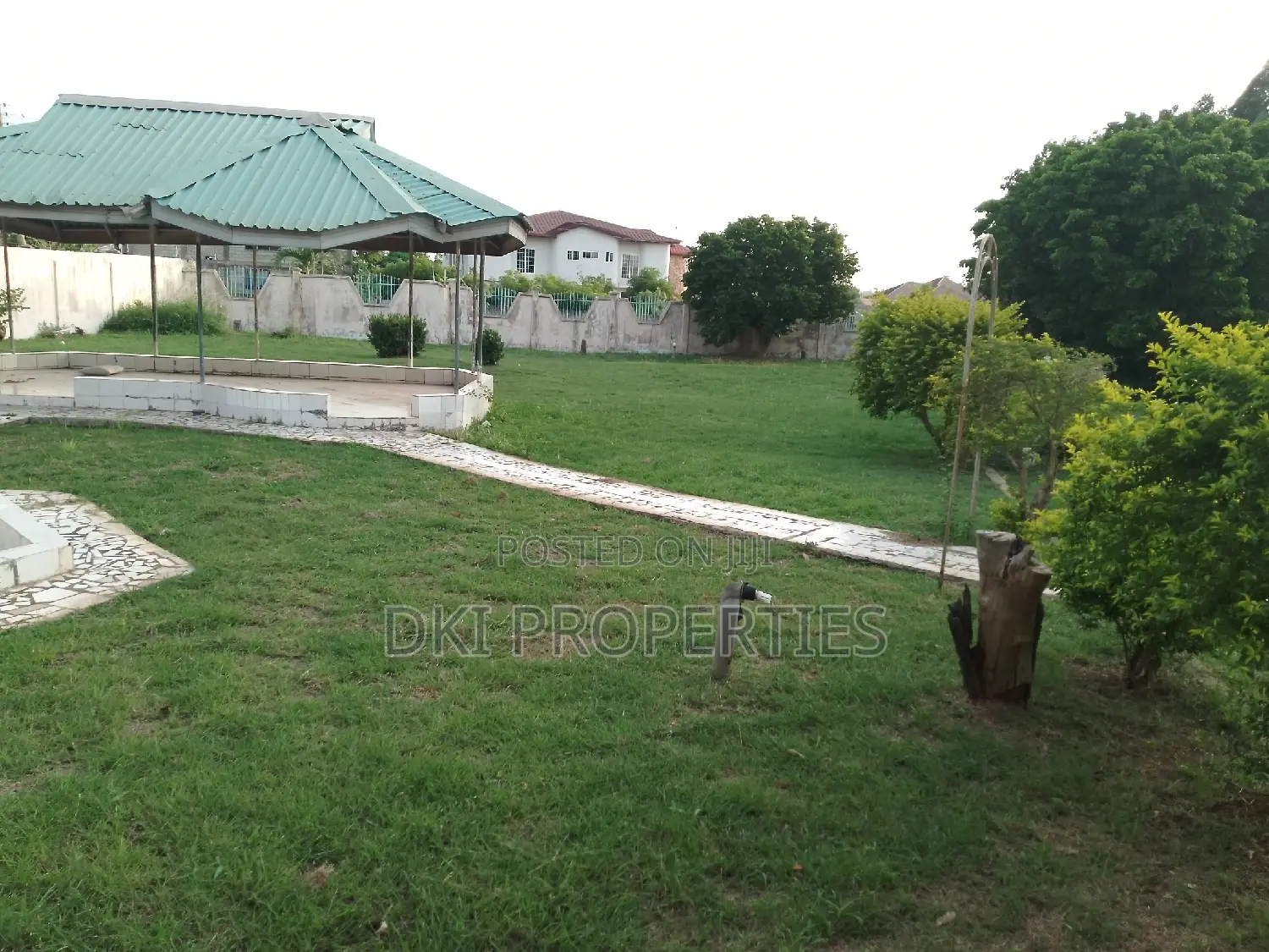 12bdrm House in Dki Properties, Tema Metropolitan for sale