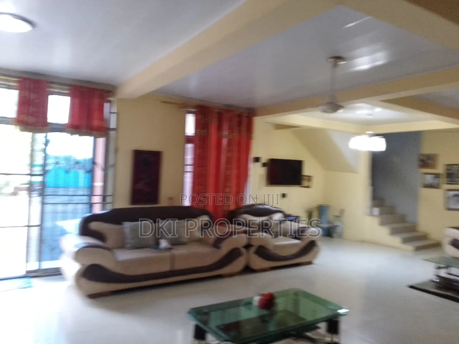 12bdrm House in Dki Properties, Tema Metropolitan for sale
