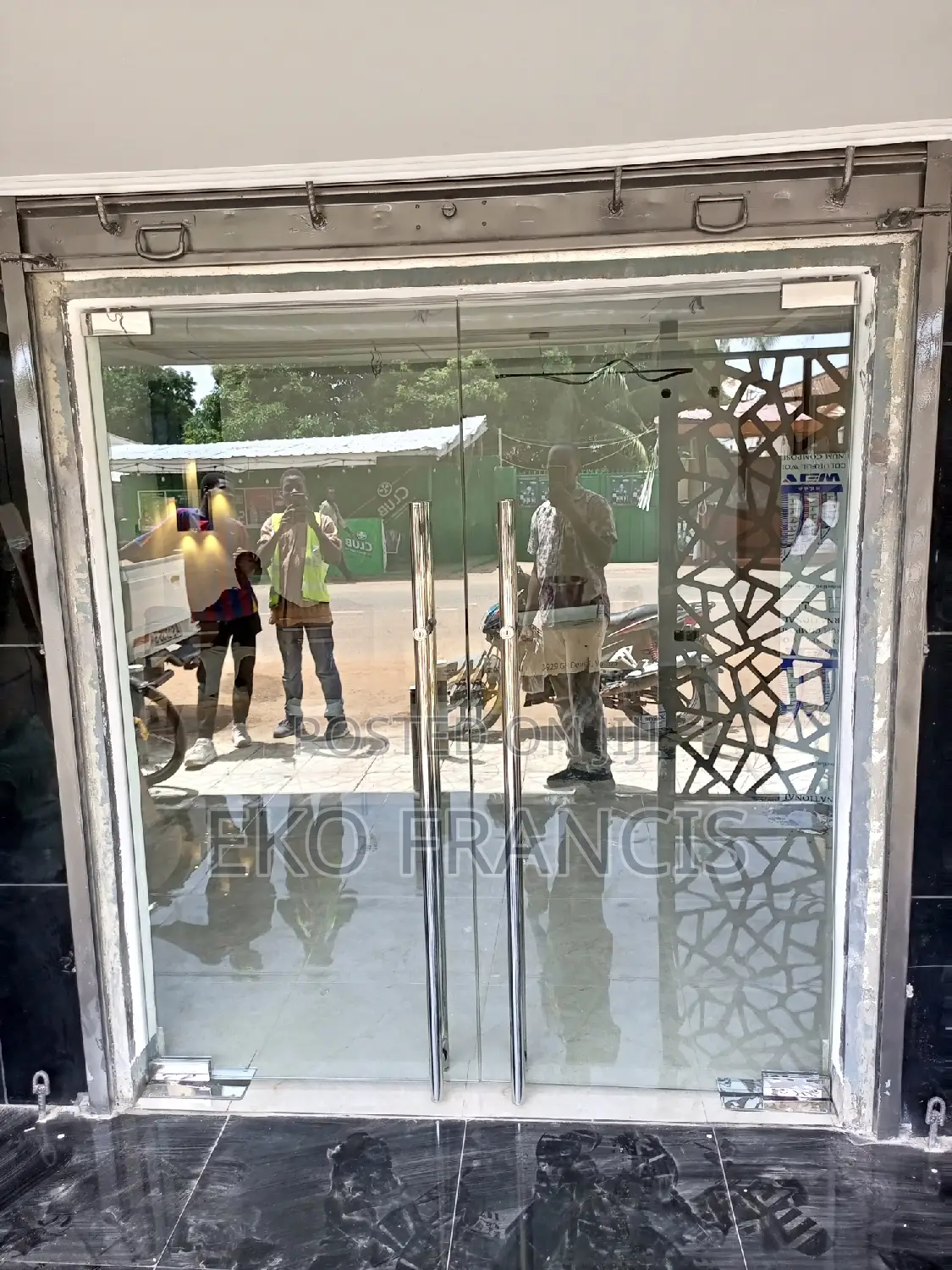 Frameless Glass Door. C.G.S