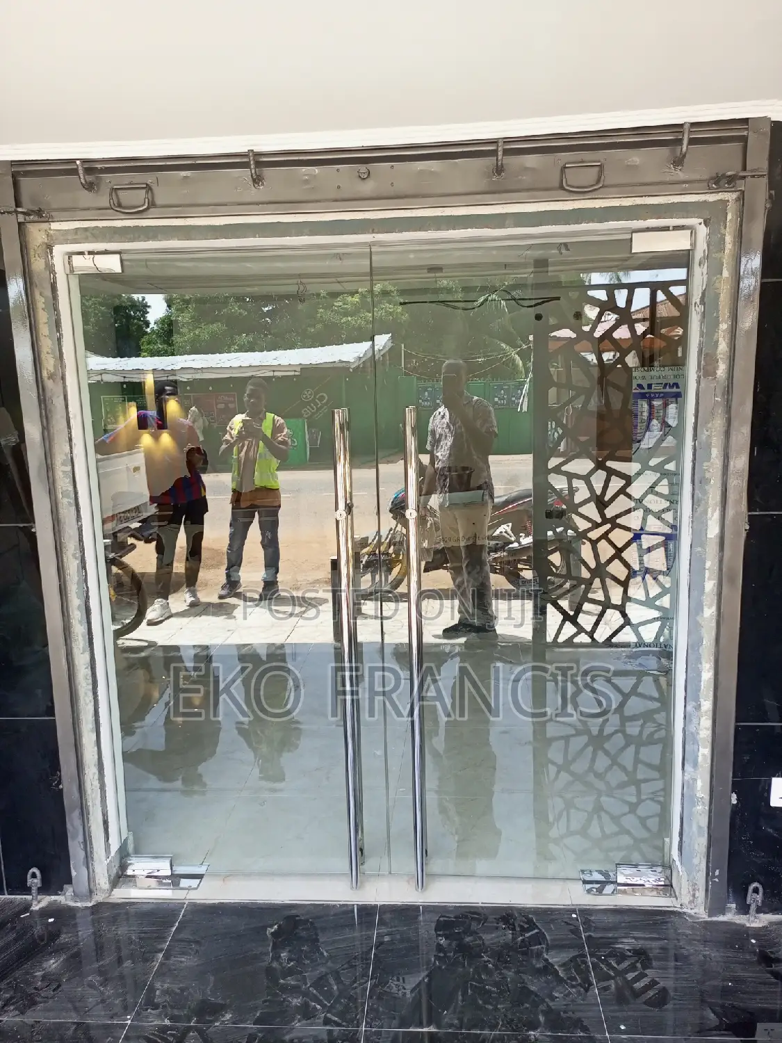Frameless Glass Door. C.G.S