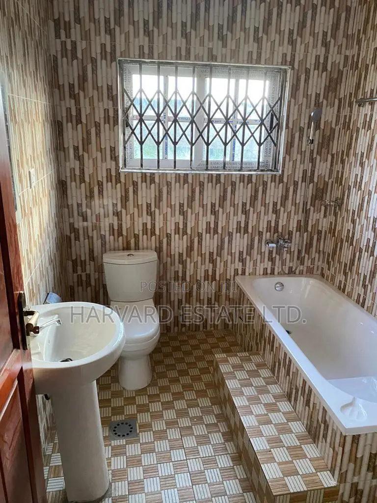 5bdrm House in Ejisu Baworo, Kumasi Metropolitan for sale