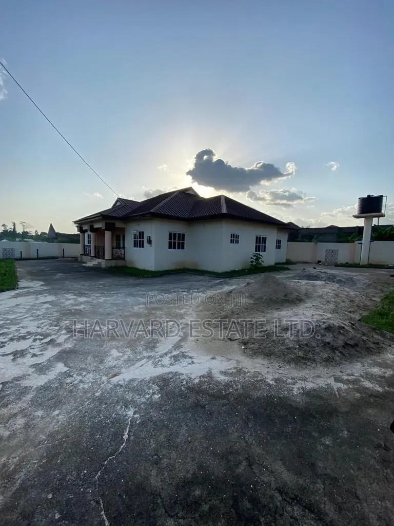 5bdrm House in Ejisu Baworo, Kumasi Metropolitan for sale