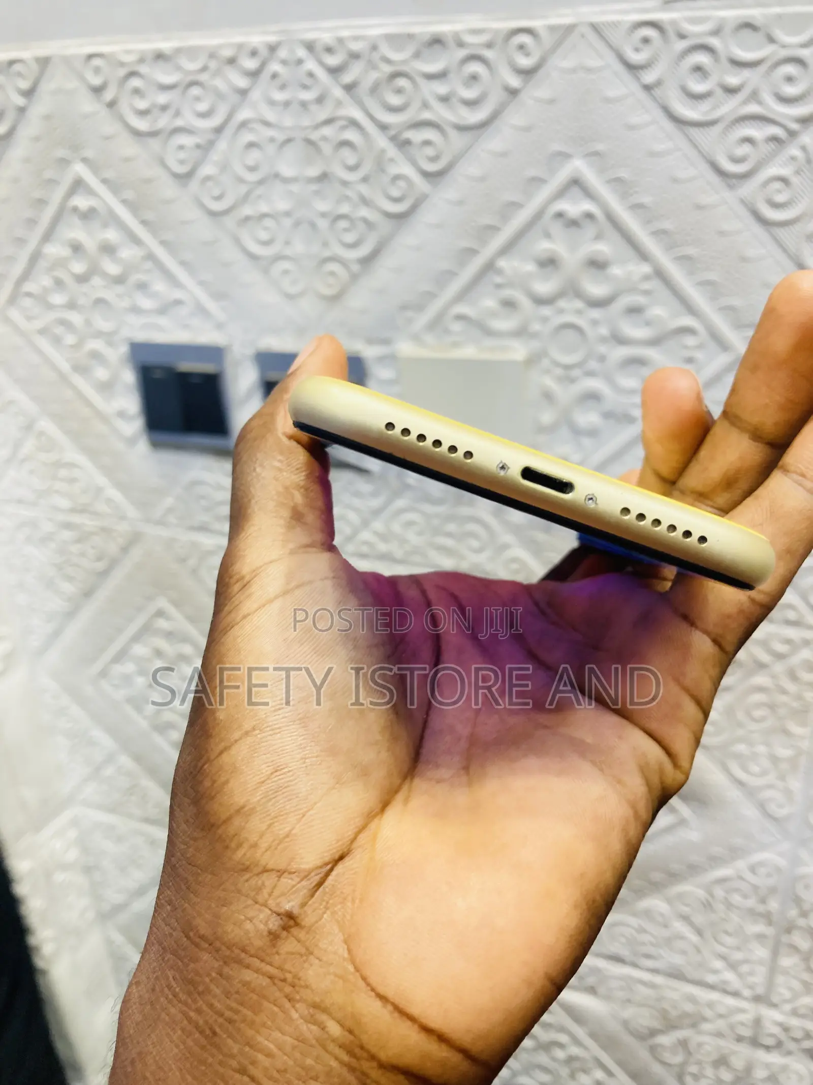 New Apple iPhone XR 128 GB Yellow
