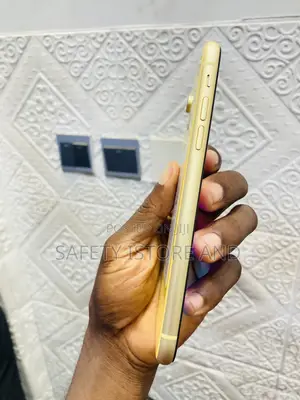 New Apple iPhone XR 128 GB Yellow