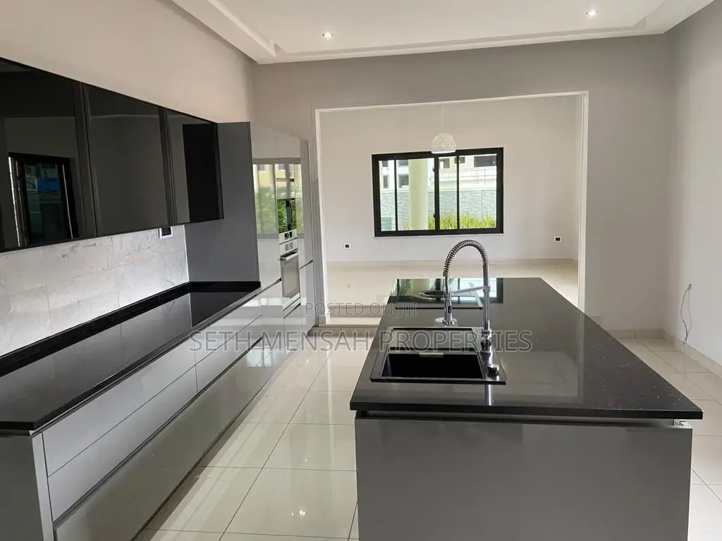 6bdrm Apartment in East Legon for sale