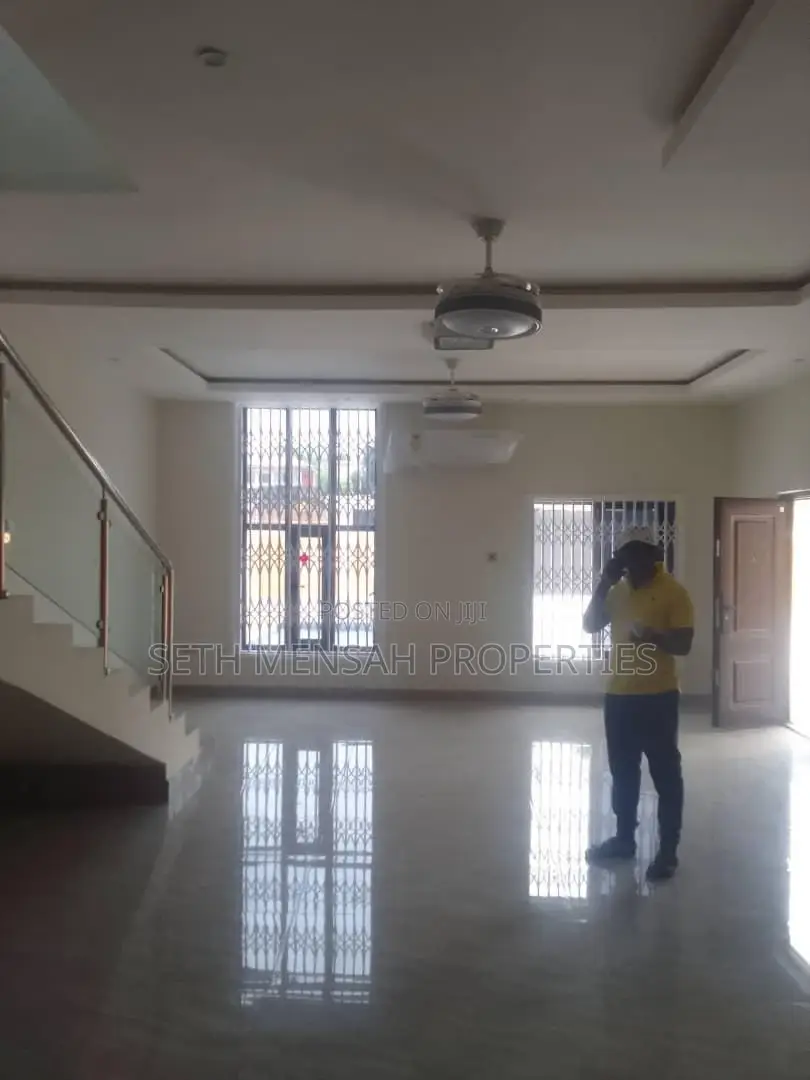 4bdrm Apartment in Achimota, Mile 7 for sale