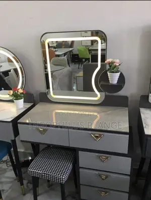 Mable Surface Dressing Mirror Set With Lights