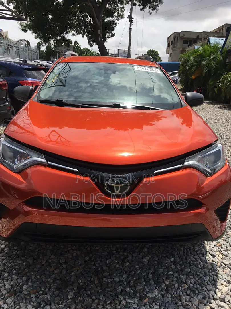 Toyota RAV4 LE AWD (2.5L 4cyl 6A) 2017 Gold
