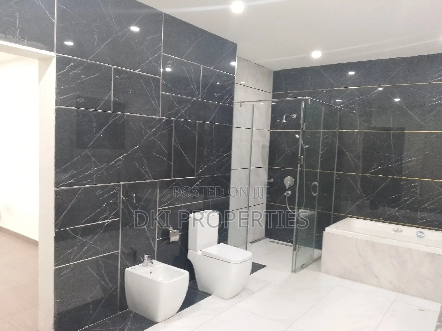 5bdrm House in Dki Properties, East Legon for sale