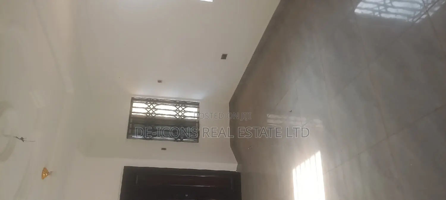 1bdrm Duplex in De-Icons Real Estate, Awutu Senya East Municipal