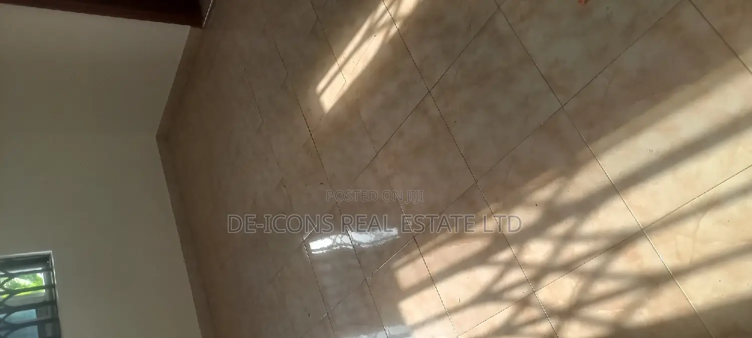 1bdrm Duplex in De-Icons Real Estate, Awutu Senya East Municipal