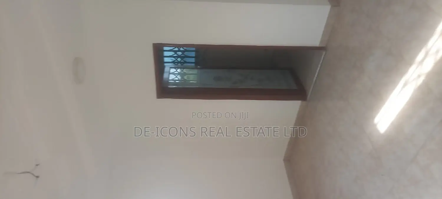1bdrm Duplex in De-Icons Real Estate, Awutu Senya East Municipal