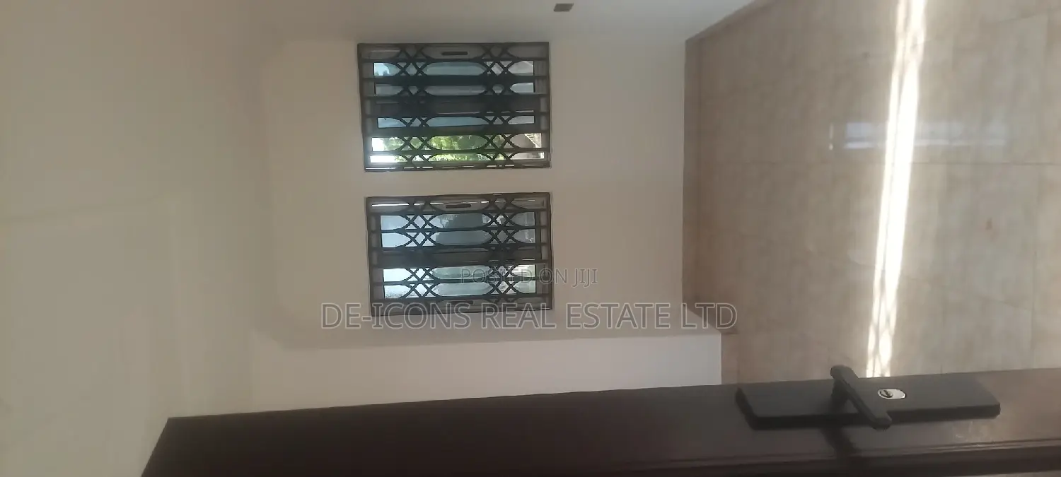 1bdrm Duplex in De-Icons Real Estate, Awutu Senya East Municipal