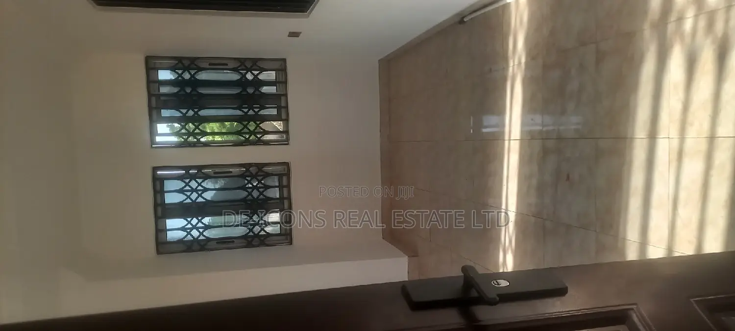 1bdrm Duplex in De-Icons Real Estate, Awutu Senya East Municipal