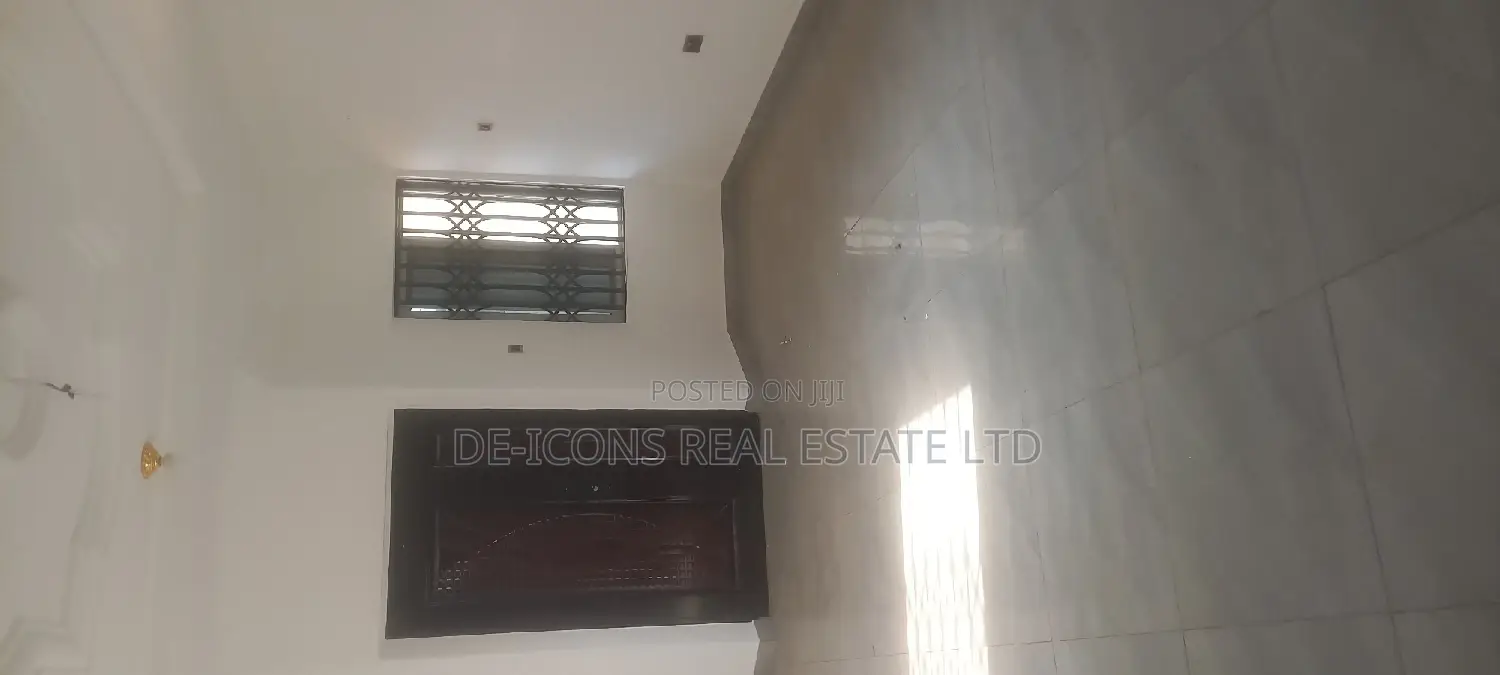 1bdrm Duplex in De-Icons Real Estate, Awutu Senya East Municipal