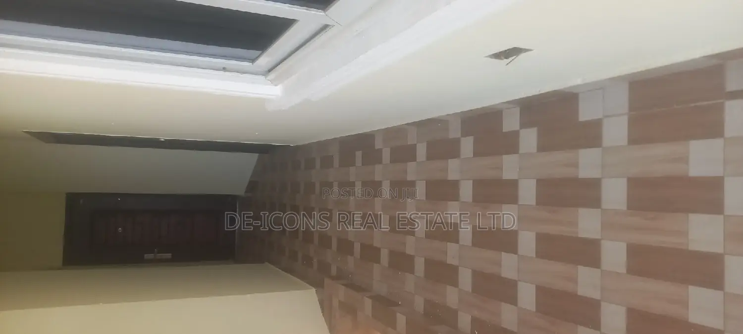 1bdrm Duplex in De-Icons Real Estate, Awutu Senya East Municipal