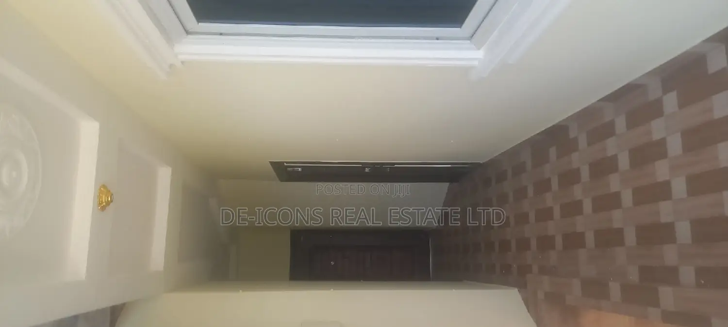1bdrm Duplex in De-Icons Real Estate, Awutu Senya East Municipal