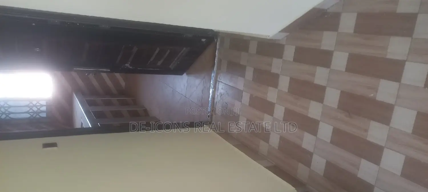 1bdrm Duplex in De-Icons Real Estate, Awutu Senya East Municipal