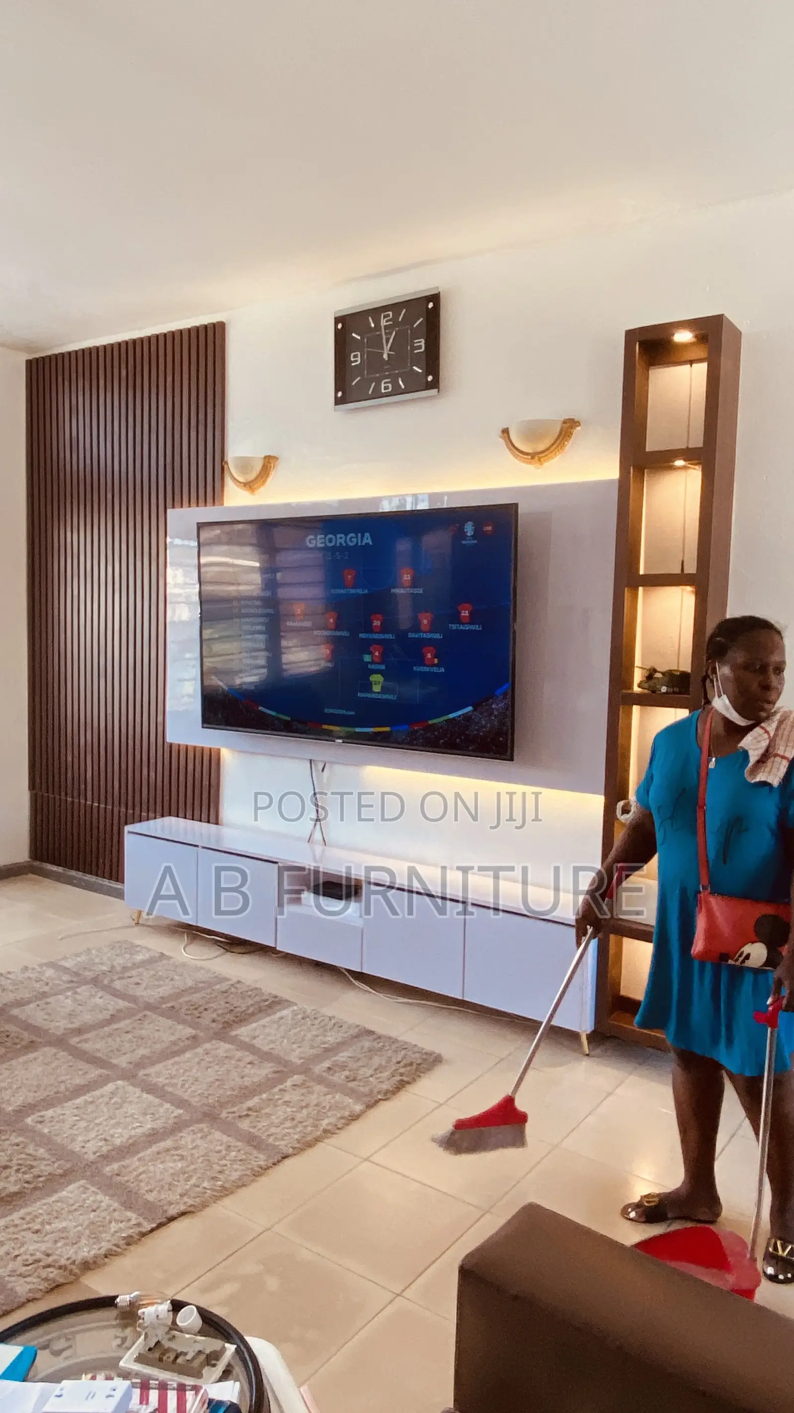 Tv Wall Mount With a Decor