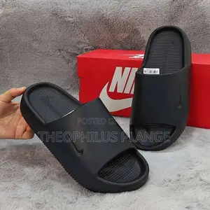 Nike Calm Slides / Slippers