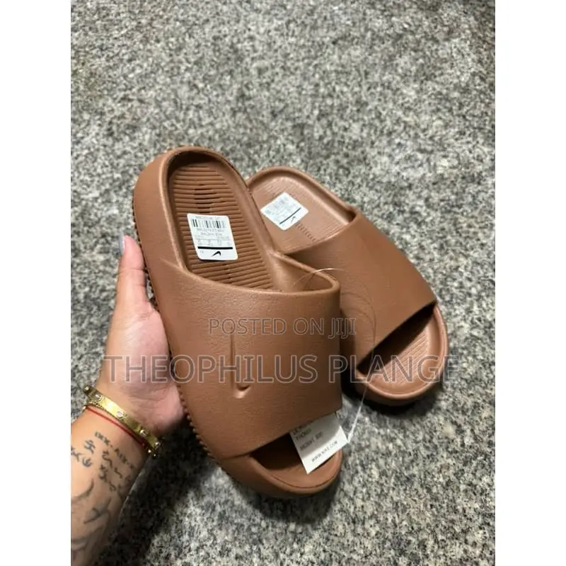 Nike Calm Slides / Slippers