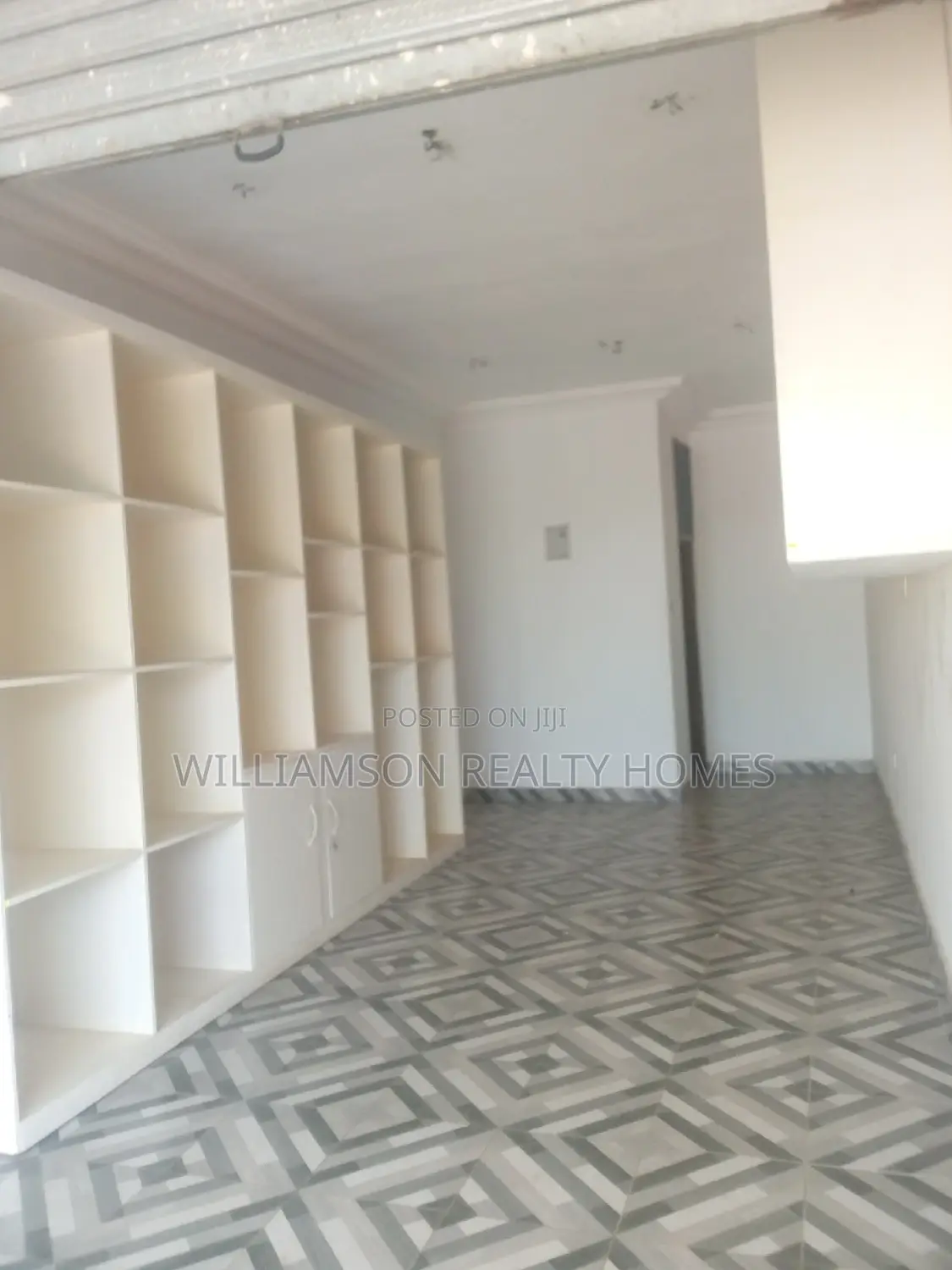 Spacious,Busy,Roadside Shop/Store/Showroom,Warehouse,Spintex