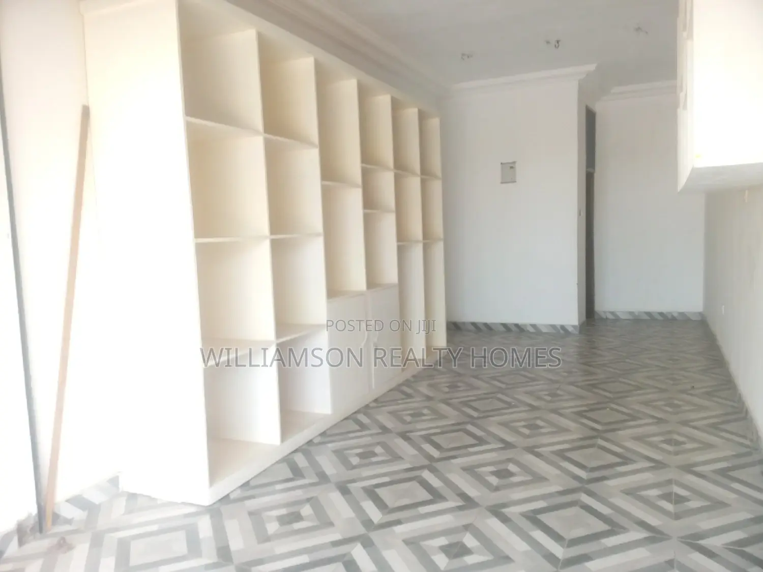 Spacious,Busy,Roadside Shop/Store/Showroom,Warehouse,Spintex