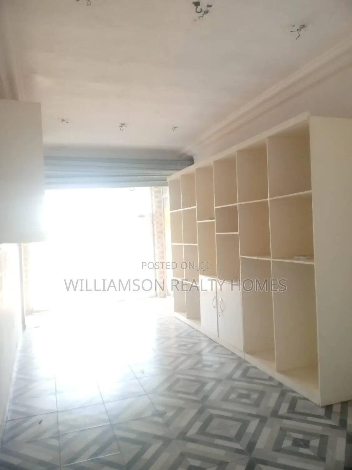 Spacious,Busy,Roadside Shop/Store/Showroom,Warehouse,Spintex