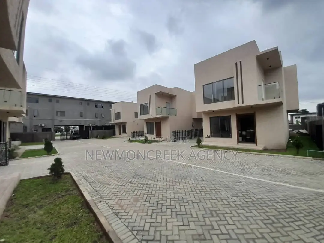 4bdrm Duplex in Haatso Main Road, Accra Metropolitan for sale