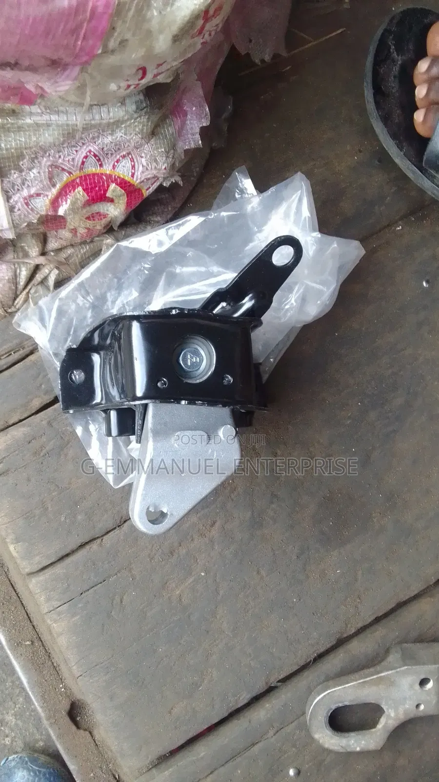 Pontiac Vibe 2005-08 Engine Mount. Original