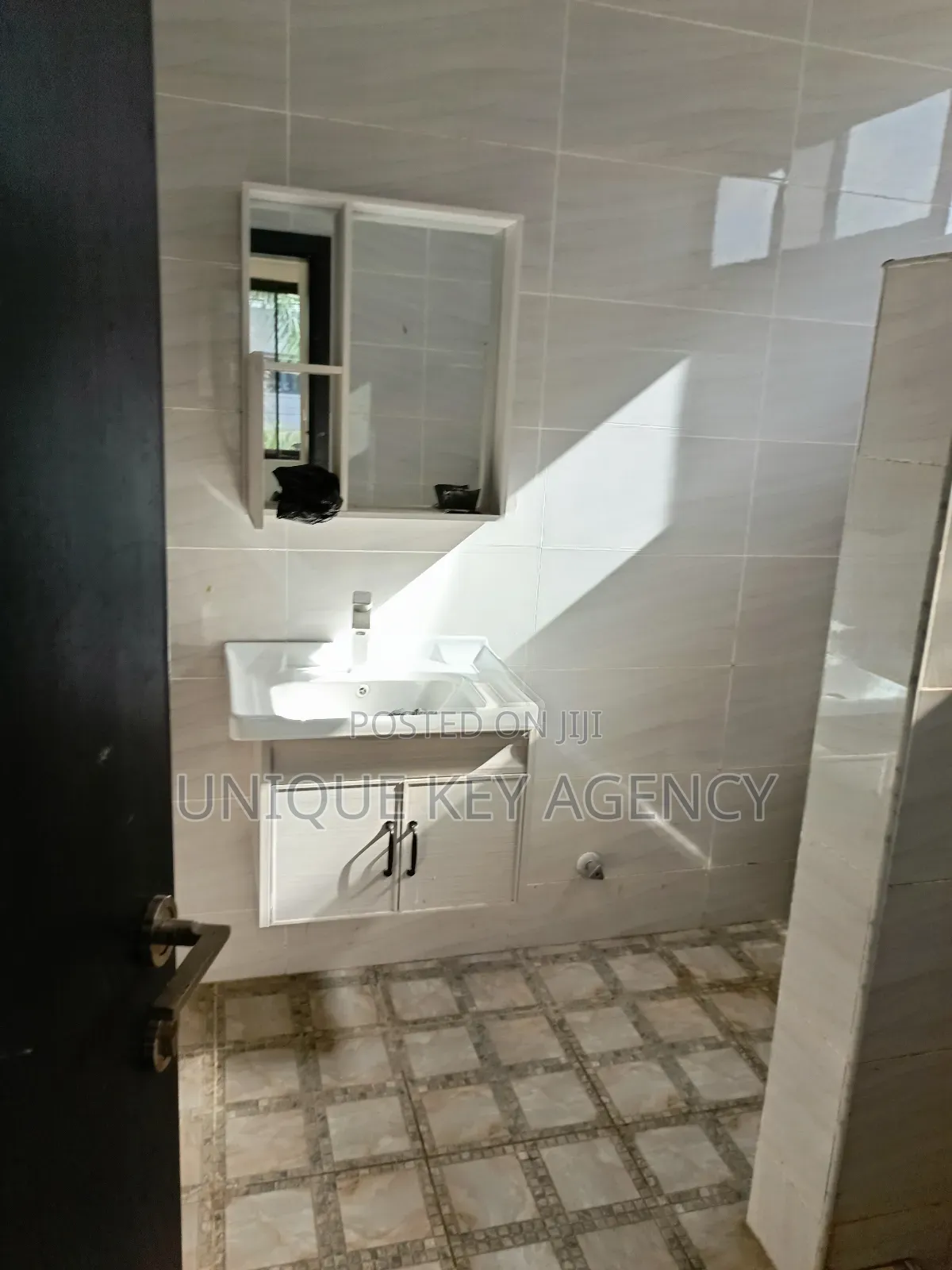 4bdrm Apartment in Unique Key Agency, Airport Residential Area for rent