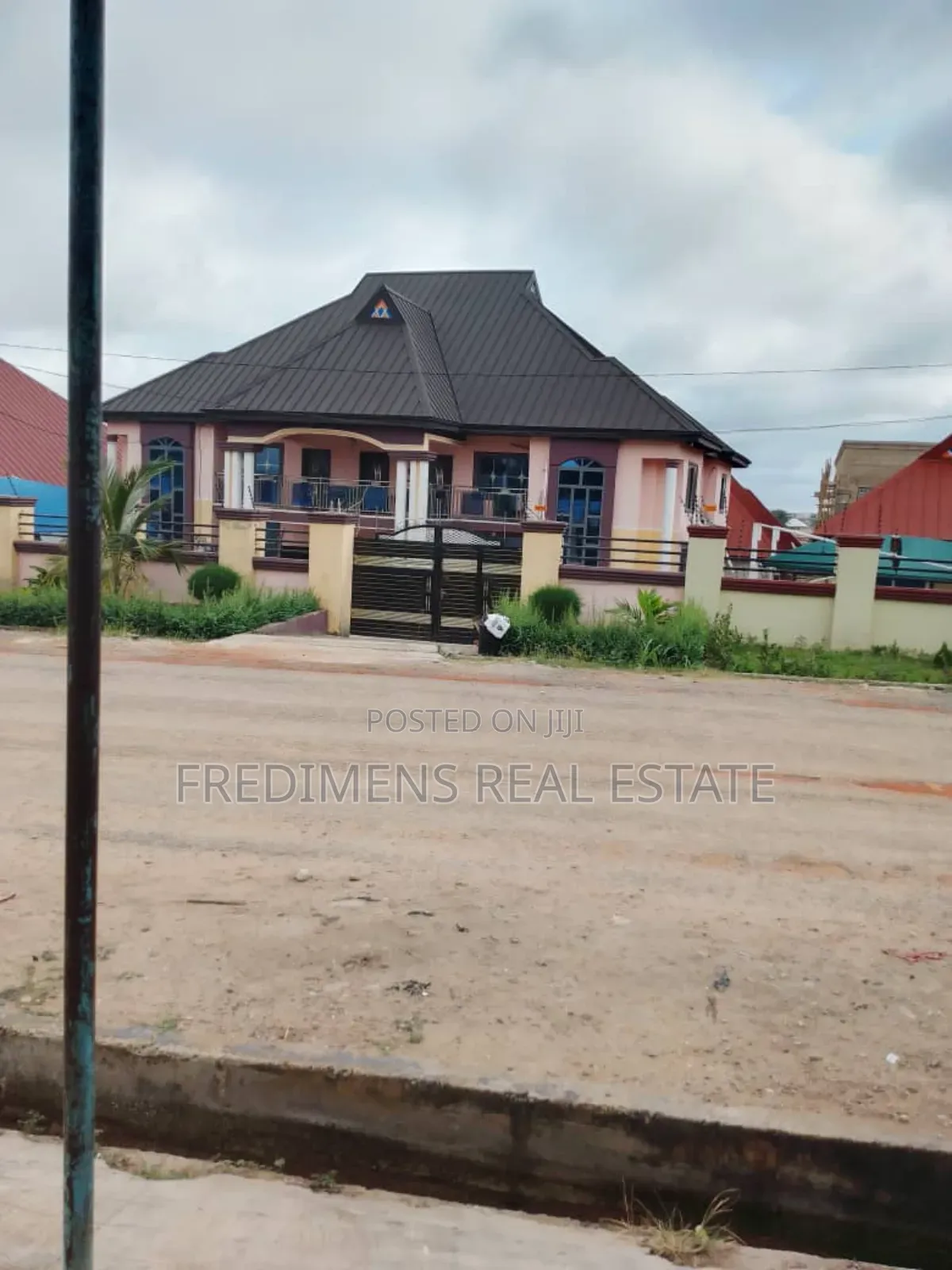 10bdrm House in Fredimens Real, Kumasi Metropolitan for sale