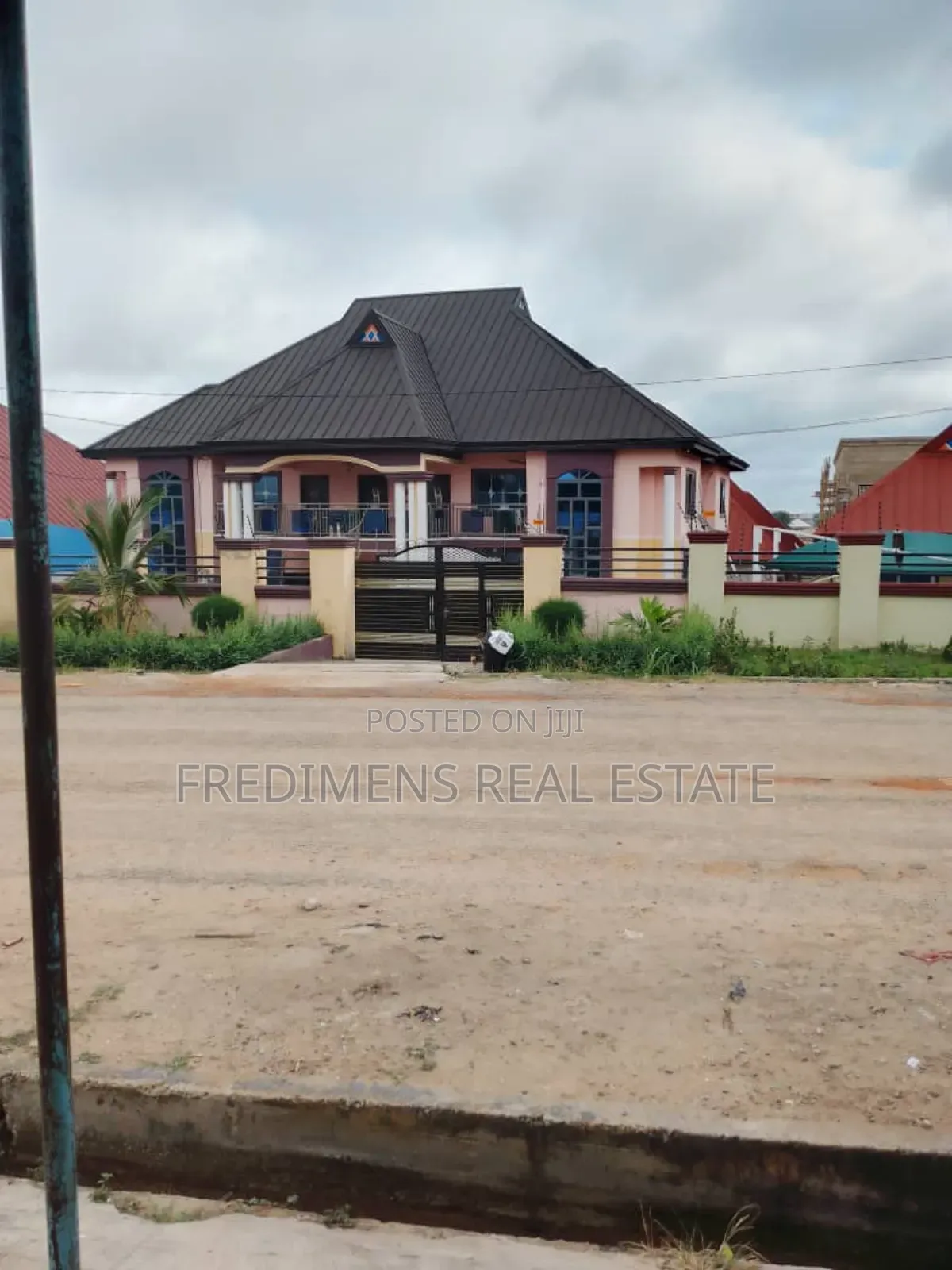 10bdrm House in Fredimens Real, Kumasi Metropolitan for sale