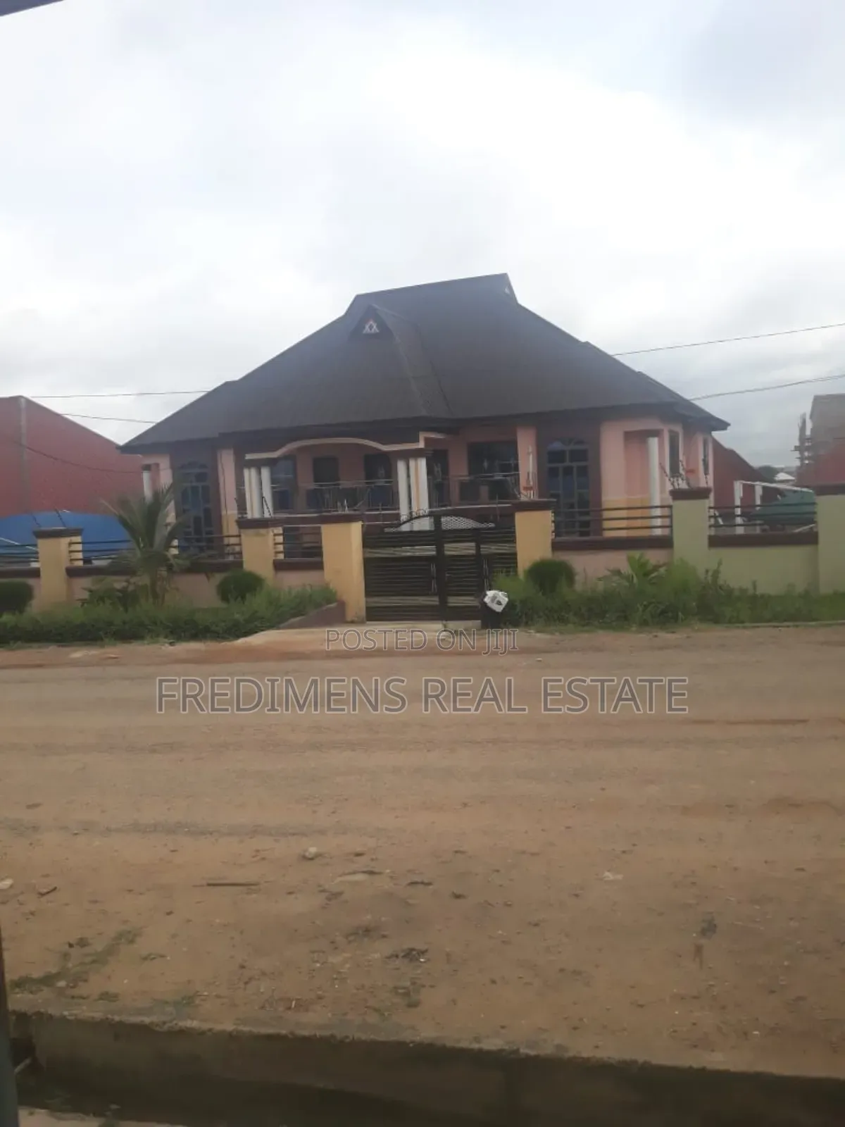 10bdrm House in Fredimens Real, Kumasi Metropolitan for sale