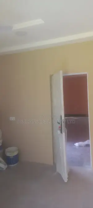 3bdrm Duplex in De-Icons Real Estate, Awutu Senya East Municipal