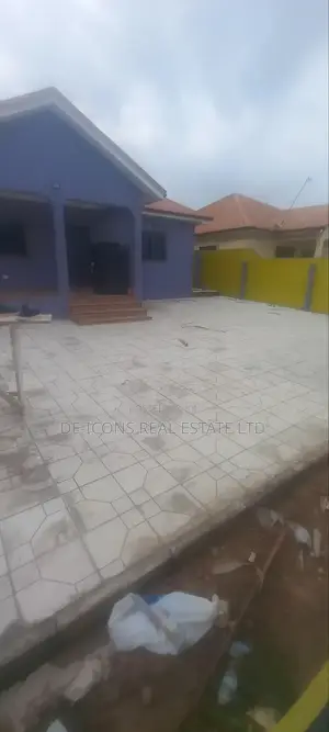 3bdrm Duplex in De-Icons Real Estate, Awutu Senya East Municipal