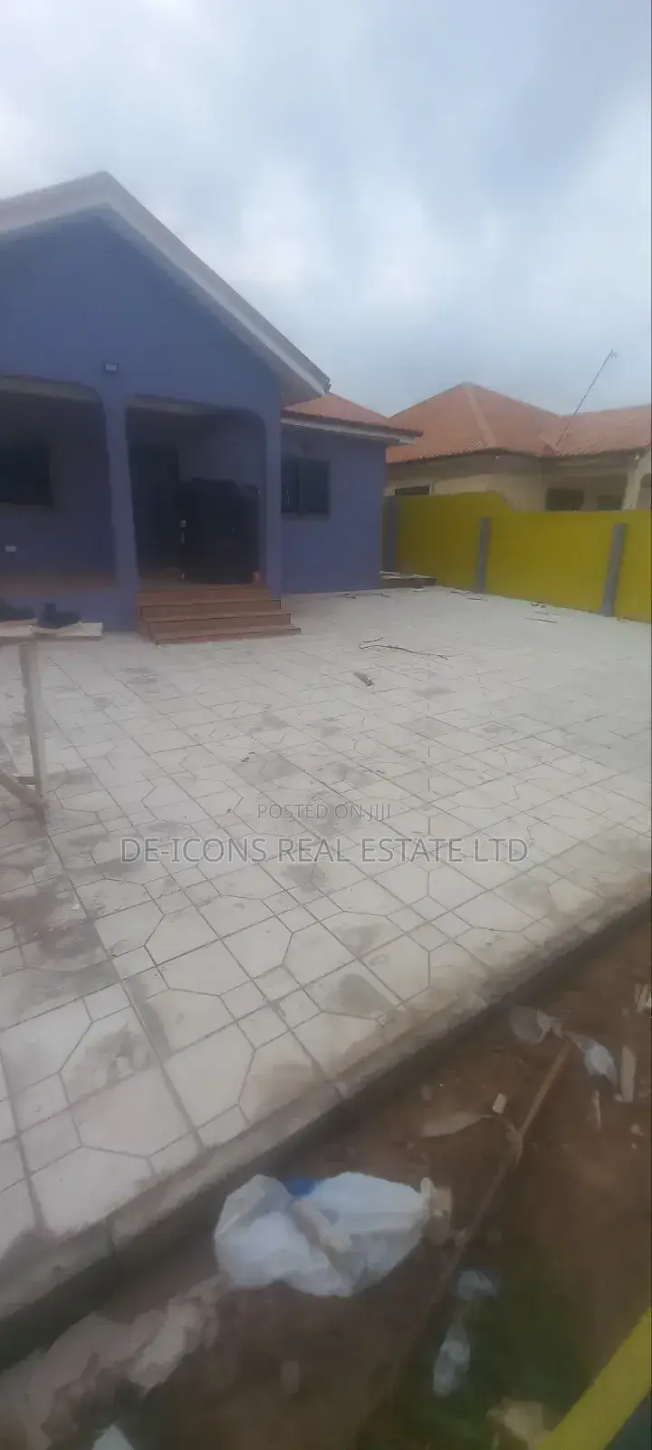3bdrm Duplex in De-Icons Real Estate, Awutu Senya East Municipal