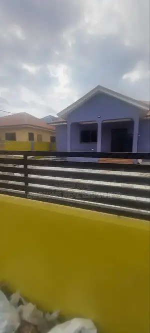 3bdrm Duplex in De-Icons Real Estate, Awutu Senya East Municipal