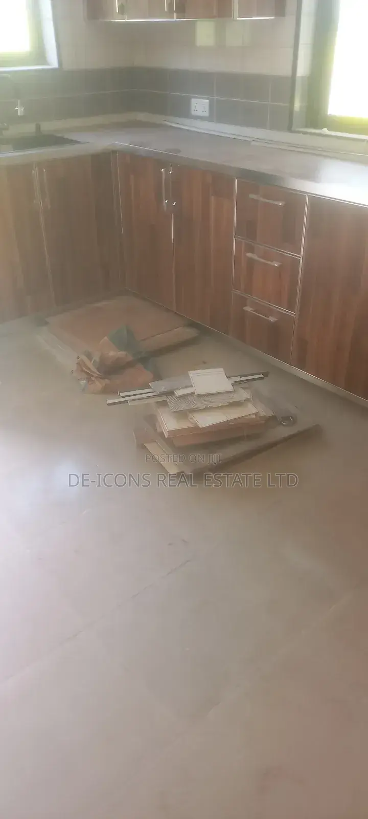 3bdrm Duplex in De-Icons Real Estate, Awutu Senya East Municipal